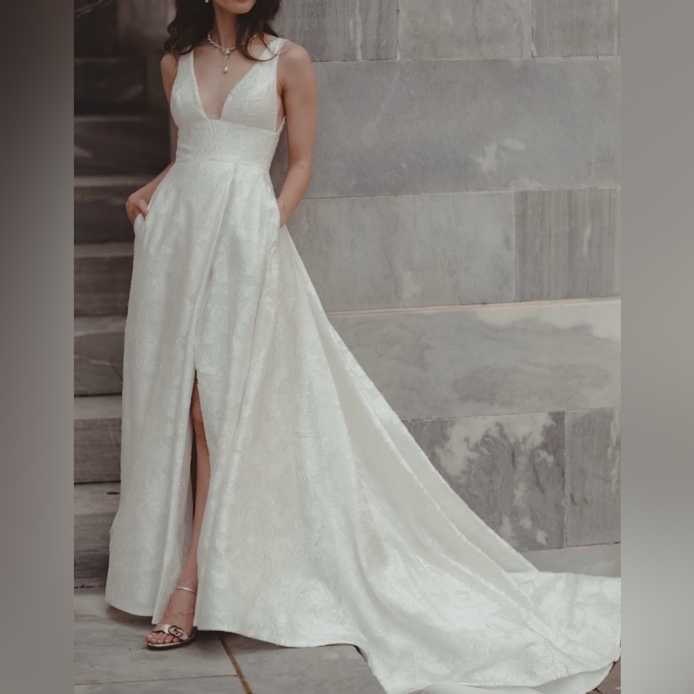 Monique Lhullier Wedding Dress - Size 2
